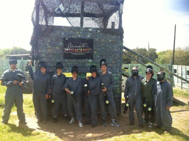  Jogadores de paintball em frente à torre 